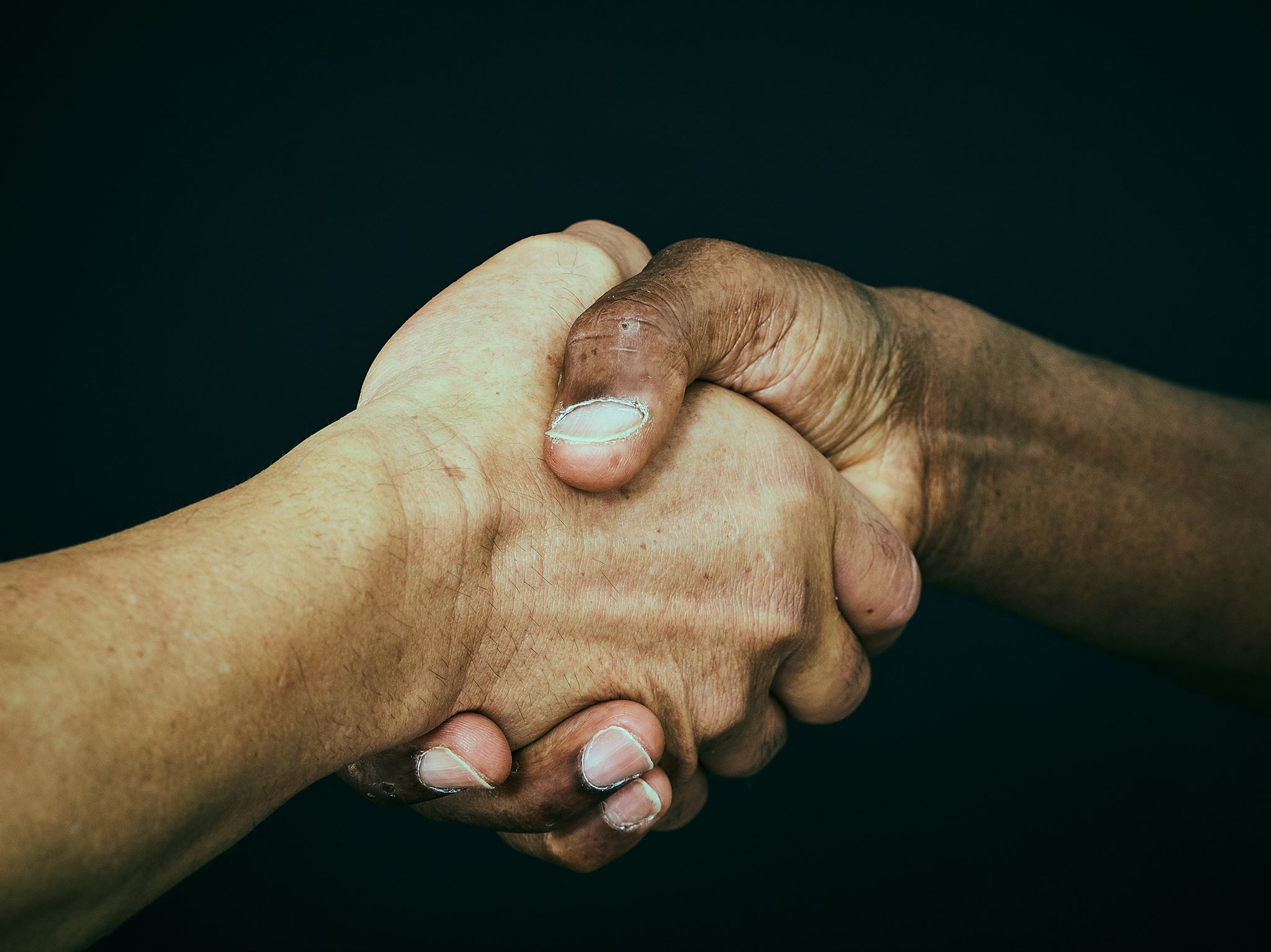 Aperto de mãos simbolizando parceria e confiança